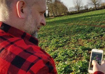 Man using Geofolia crop recording software on his phone